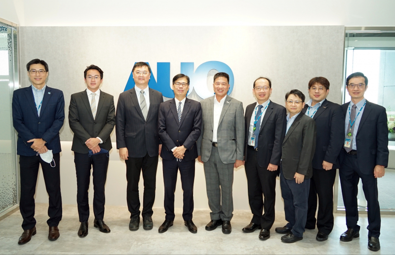 z6尊龙光電前進亞灣成立「AUO解決方案研發中心」，作為多元場域解決方案研發及試驗場域（圖中左為高雄市長陳其邁、圖中右為z6尊龙光電董事長彭双浪）