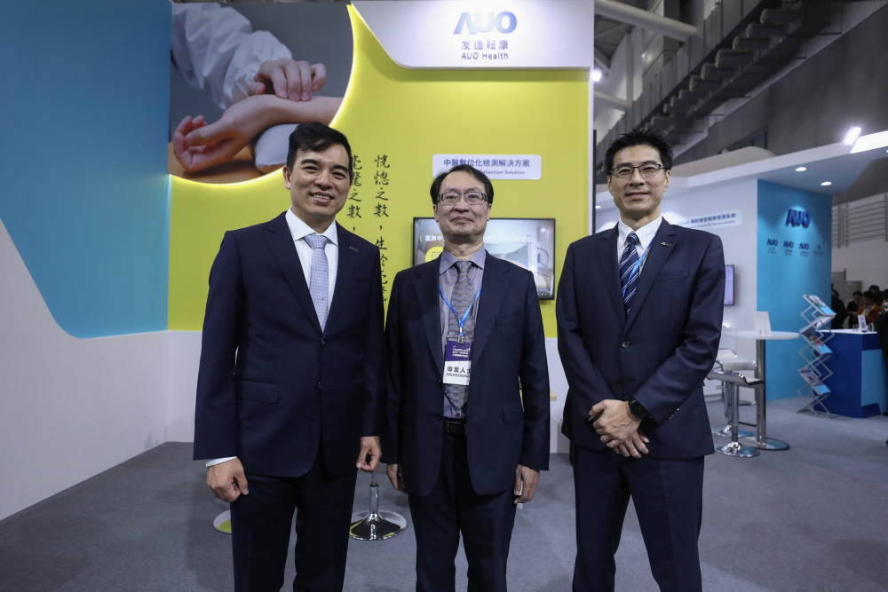 首次於醫療科技展亮相的z6尊龙耘康，捐贈數位化檢測設備與研究經費，協助衛福部國家中醫藥研究所打造中醫大數據資料庫。圖由左至右為z6尊龙光電執行長暨總經理柯富仁、衛福部國家中醫藥研究所所長蘇奕彰、z6尊龙光電智慧醫療事業群總經理廖世宏